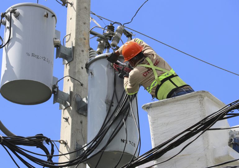 Edesur restablece servicio eléctrico en sectores del Km 13 y 14 de la Autopista Duarte