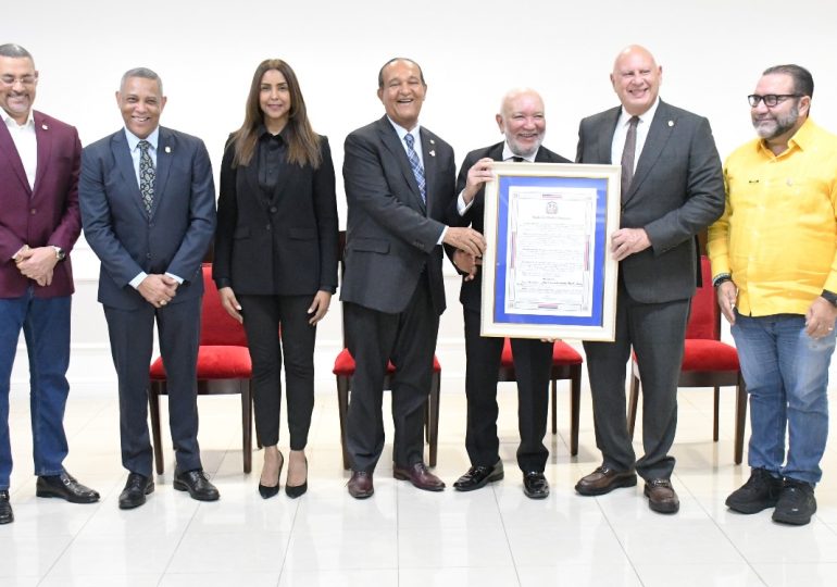 Senado de la República reconoce al comunicador Jochy Santos por sus 50 años de trayectoria