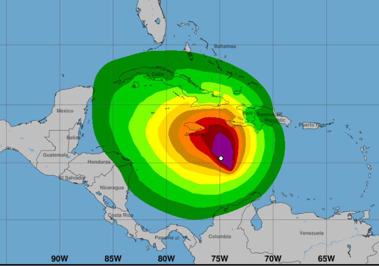 Melissa, más cerca del territorio dominicano al cambiar ligeramente de rumbo