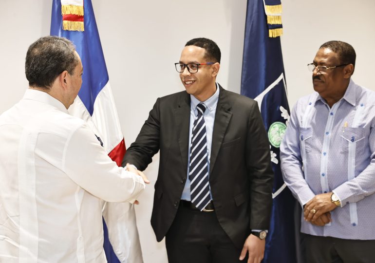 SNS juramenta nuevo director del Hospital Municipal de Boca Chica