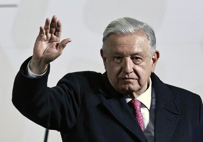 El expresidente mexicano López Obrador reaparece para promocionar su libro 'Grandeza'