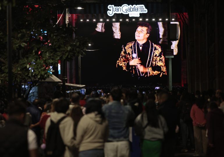 Miles de mexicanos llenan el Zócalo para recordar a Juan Gabriel y su mítico concierto