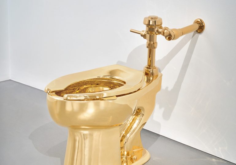 Inodoro de oro de artista Maurizio Cattelan se vende por 12,1 millones dólares en subasta