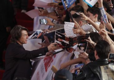 Tom Cruise recibe su primer Óscar en los Governors Awards y promete defender el cine