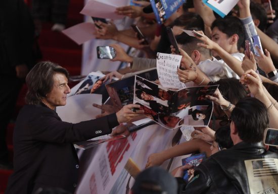 Tom Cruise recibe su primer Óscar en los Governors Awards y promete defender el cine