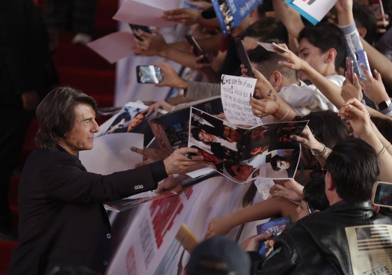 Tom Cruise recibe su primer Óscar en los Governors Awards y promete defender el cine