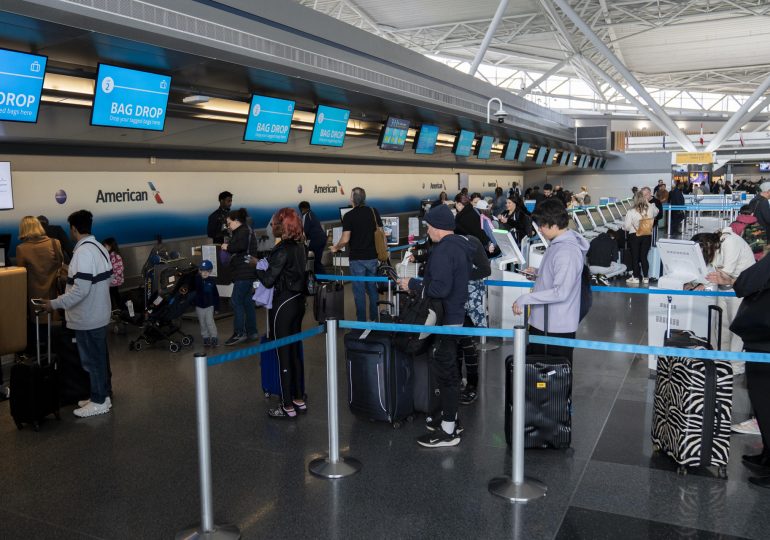 Más de 800 vuelos cancelados en EEUU en "inédita" reducción de tráfico por cierre federal