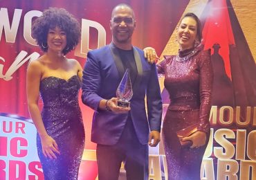 Video | Azul Podcast gana “Podcast del Año” en los Glamour Music Awards 2025