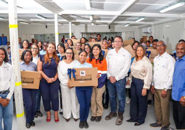 Barrick Pueblo Viejo impulsa el talento joven con la quinta entrega de acreditaciones de su Programa Crédito-Beca