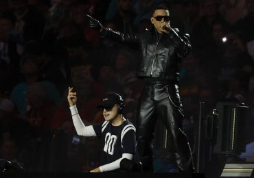 Bizarrap y Daddy Yankee revolucionan el Bernabéu en la fiesta de la NFL