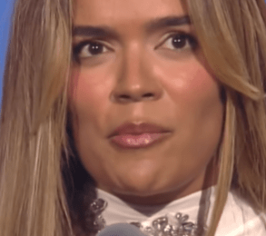 Karol G emociona en los Latin Grammy al compartir un mensaje de amor e inspiración