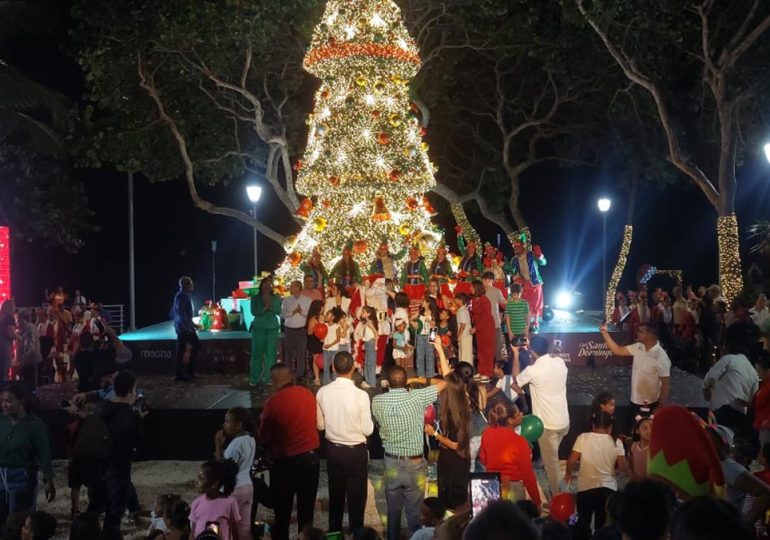 Video | Carolina enciende la Navidad en el malecón con gran arbolito en la Plaza Santo Domingo