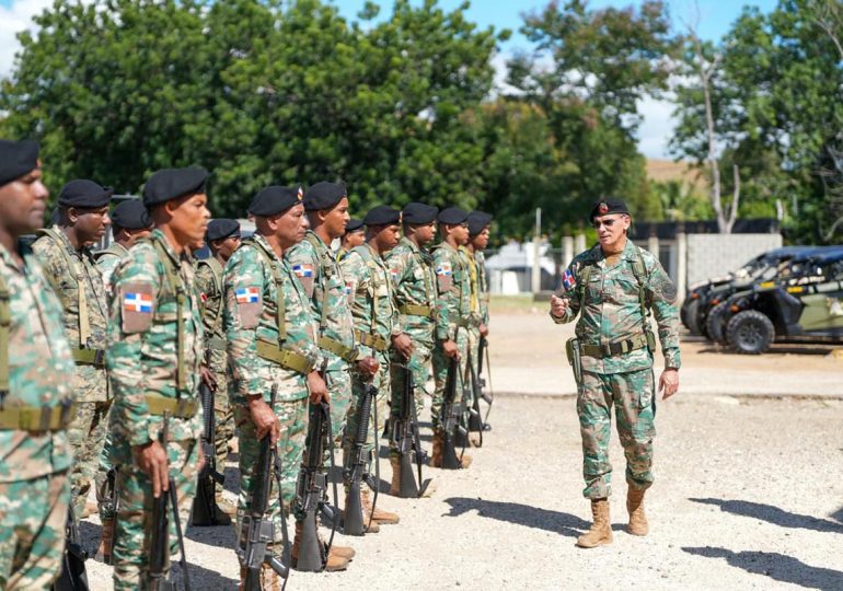 Video | Comandante del Ejército visita puntos fronterizos en provincias Independencia y Elías Piña; recorre carretera internacional