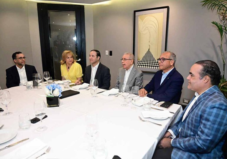 Danilo Medina sostiene encuentro con aspirantes presidenciales PLD