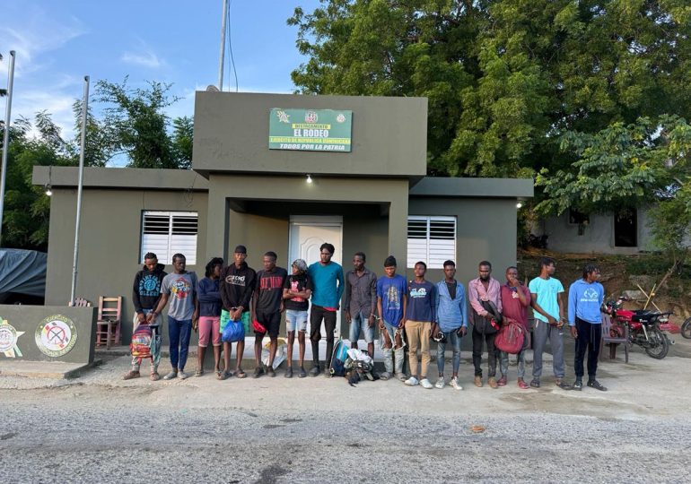 Video | Detienen a 15 haitianos indocumentados en zona rural de Dajabón