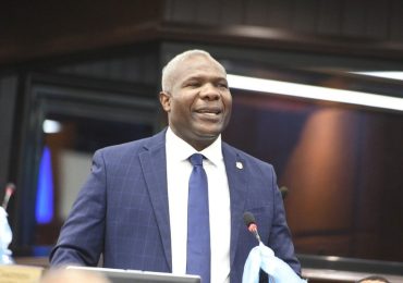 Diputado Luis Gómez brinda apoyo a familias afectadas por explosión de tanque de agua en Consuelo