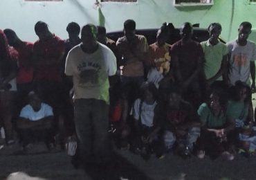 Video | Ejército detiene 19 haitianos indocumentados en una cabaña en Santiago Rodríguez