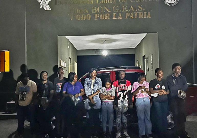 Video | Ejército intercepta camioneta con 11 haitianos indocumentados en Loma de Cabrera