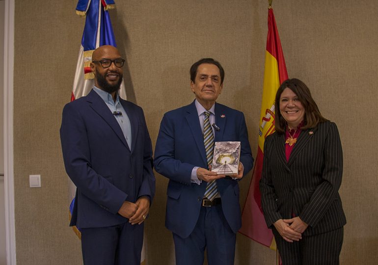 El Embajador dominicano en España Tony Raful recibe libro “Cuando la Vida nos Sacude” de manos de su autor Juan Rojas