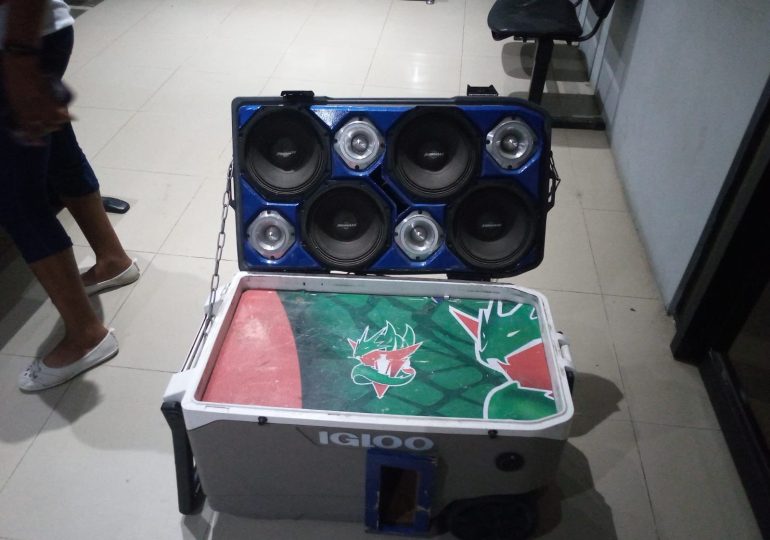 Policía Nacional clausura dos establecimientos de bebidas alcohólicas e incauta arma de fuego, bocinas y otros equipos en San Juan