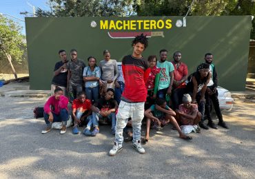 Detienen a 19 extranjeros en condición migratoria irregular en un automóvil en Laguna Salada, Valverde