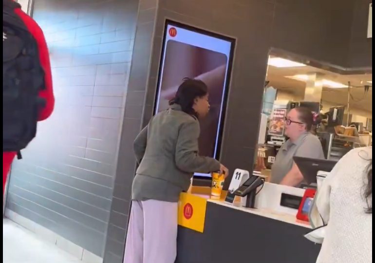 Video| Policía busca a mujer que arrojó café caliente a gerente de McDonald’s en Virginia
