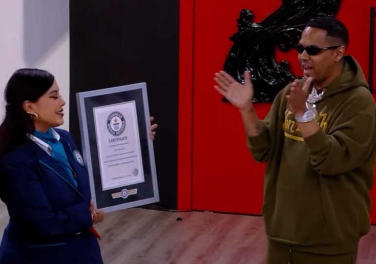 Alfredo Pacheco felicita a Santiago Matías por récord Guinness logrado con la transmisión más larga del mundo