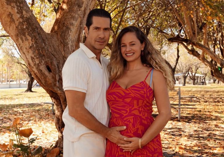 VIDEO | Actor Gregorio Pernía y su esposa Erika Rodríguez dan la bienvenida a su tercer hijo
