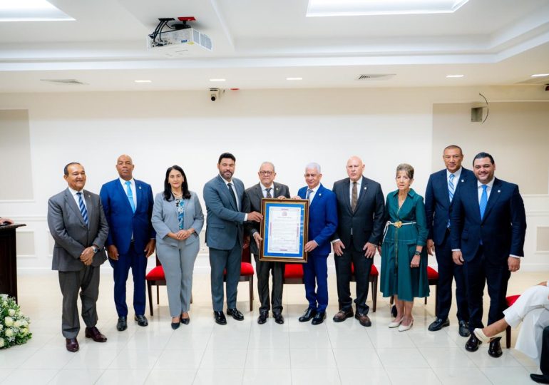 Senado reconoce a Ernesto Veloz por aportes al turismo nacional