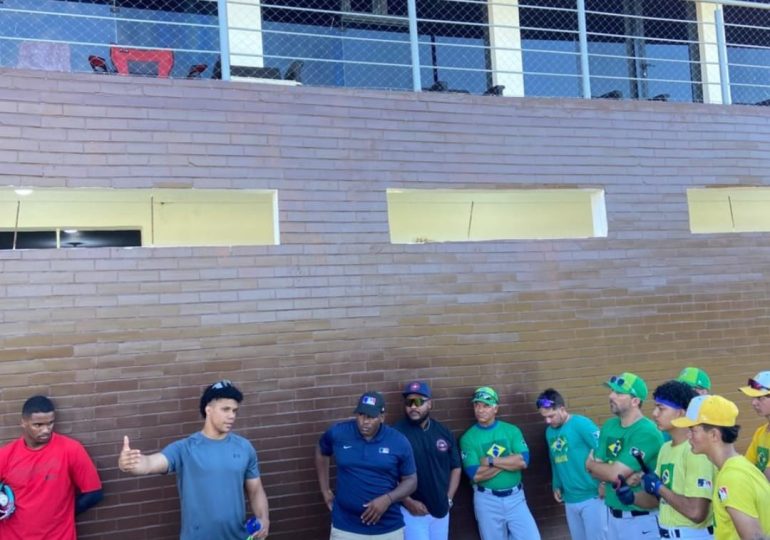Juan Soto se toma fotos junto a prospectos brasileños de la Academia MLB en RD