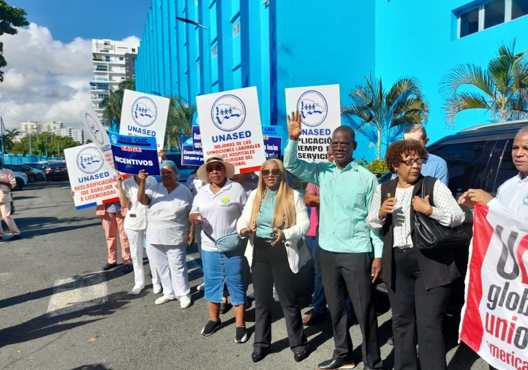 Gremios de enfermería reclaman al Gobierno reivindicaciones frente a la maternidad La Altagracia