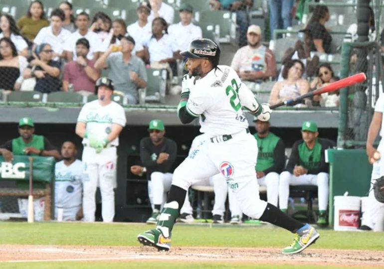 Las Estrellas blanquean 4-0 a los Tigres del Licey