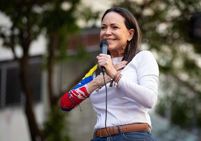 Machado pide a funcionarios que "bajen las armas" y acompañen "la libertad de Venezuela"