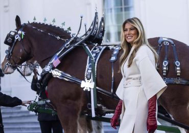 Melania Trump recibe el árbol que presidirá la navidad en la Casa Blanca
