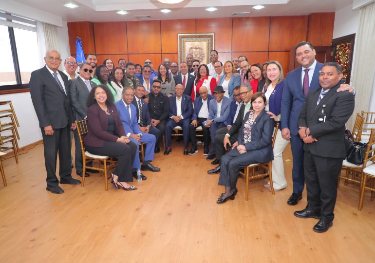 Diputados se reúnen con merengueros y bachateros  interesados en proyecto de ley que beneficiará estos ritmos musicales