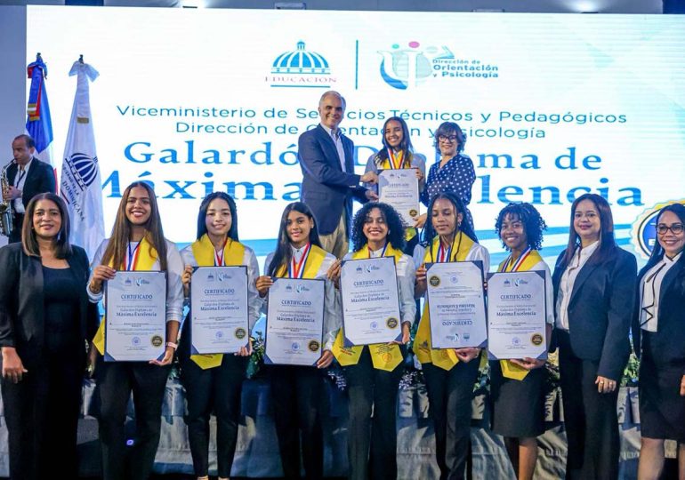 Video | Ministro Luis Miguel De Camps entrega el Galardón Diploma de Máxima Excelencia a 150 estudiantes meritorios