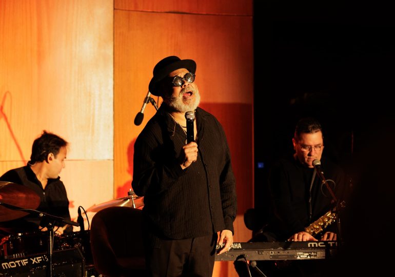 Francisco Céspedes conquista Oli’s Room en una noche íntima, mágica y llena de emociones