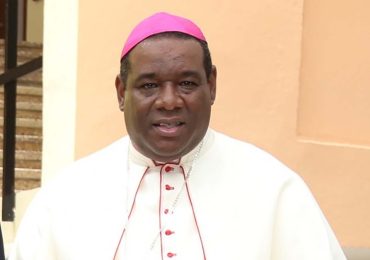 Obispo de Higüey resalta impacto nacional del Programa de Becas de COOPNAMA y llama a fortalecer su expansión internacional