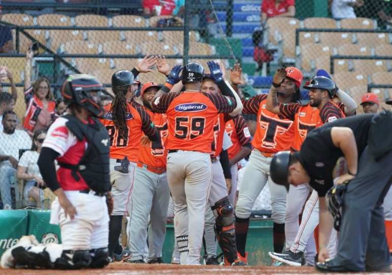 Toros ganan 4to. seguido con paliza al Escogido