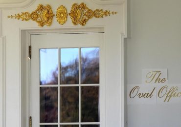 Trump añade nuevos apliques dorados y un cartel a la salida del Despacho Oval