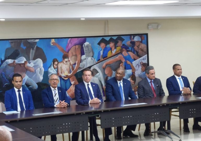 Video | UASD reconoce a Víctor “Ito” Bisonó por su apoyo a proyectos de innovación y formación práctica