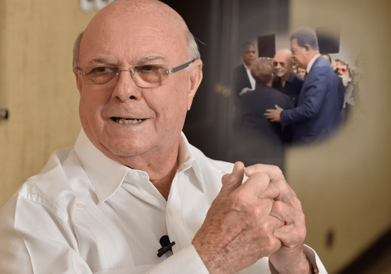 Hipólito Mejía acude a la funeraria Blandino para expresar condolencias a Leonel Fernández