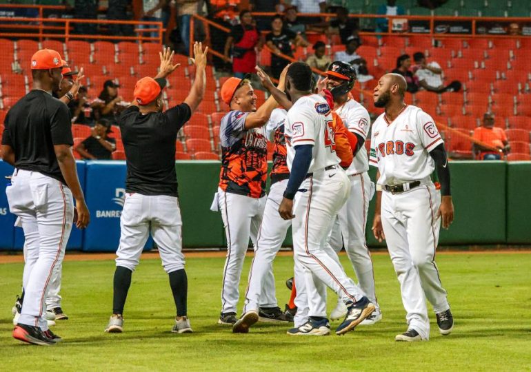Toros se imponen a Leones con jonrones de Noel y Jiménez
