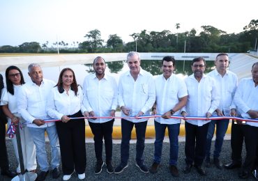Luis Abinader y Wellington Arnaud inauguran planta de tratamiento de aguas residuales en Pimentel, provincia Duarte