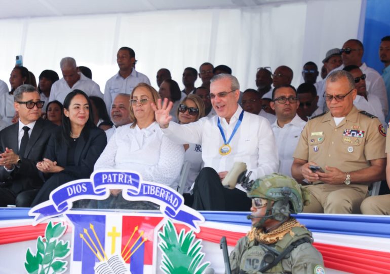 Presidente Abinader encabeza desfile estudiantil, cívico-militar y policial por el 181 aniversario de la Constitución dominicana