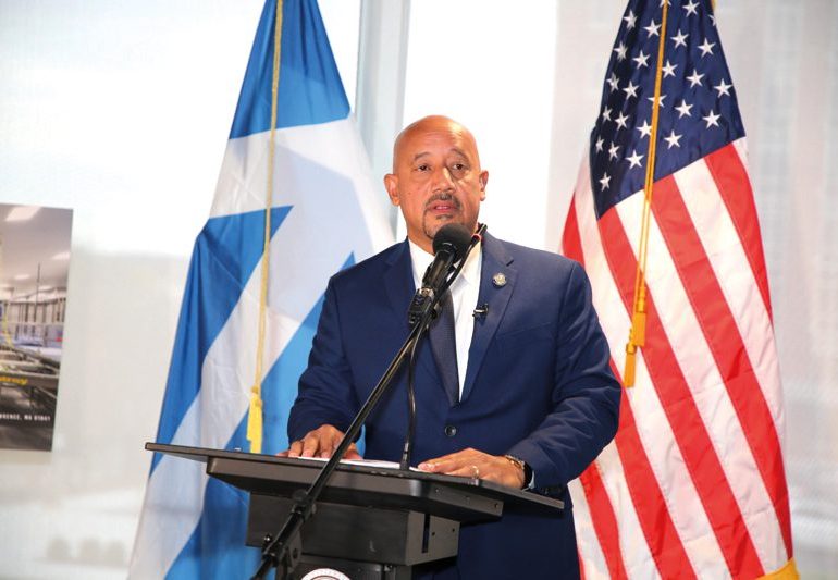 Brian DePeña agradece a la ciudad de Lawrence por su reelección como alcalde