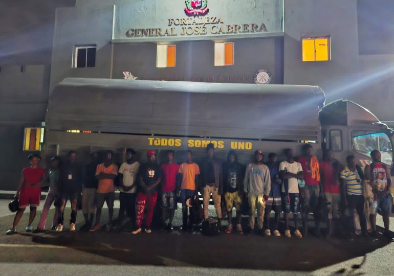 Video: ERD detiene a 18 haitianos indocumentados en Loma de Cabrera