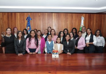 Adolescentes del Voluntariado Princesas del Siglo 21 visitan el CONANI en ocasión del Día de la Constitución