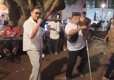 Video: Elvis Crespo canta con una banda de músicos no videntes en la Ciudad Colonial