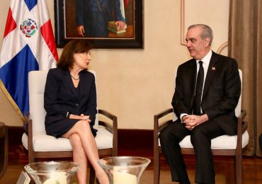 Presidente Abinader recibe en el Palacio Nacional a la gobernadora del estado de Nueva York, Kathy Hochul